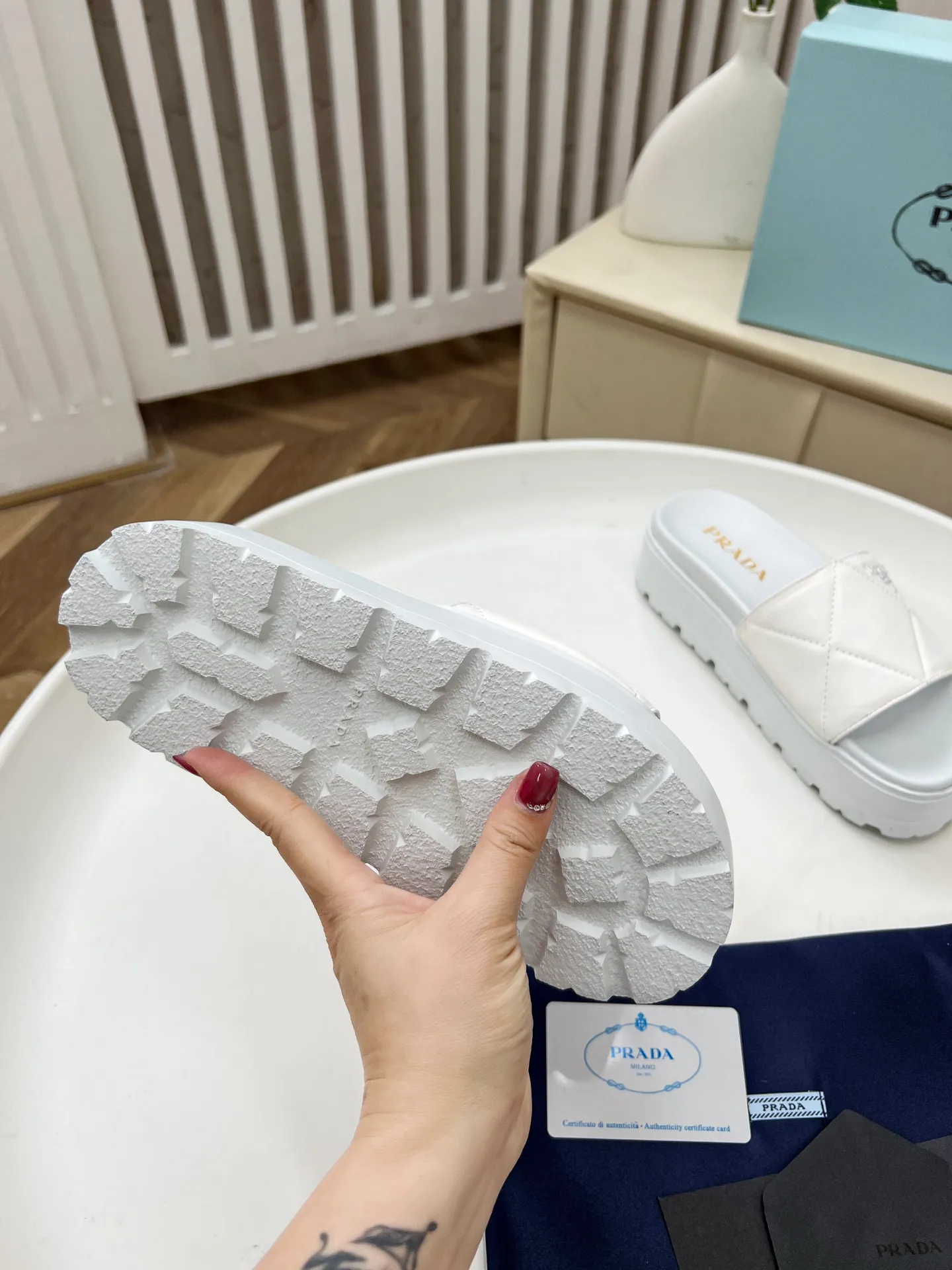 👟👟Ex-factory price 440👟👟 Prada/Prada 25ss summer new couple's beach thick-soled Birkenstock sandals. This shoe style is really a classic design that will not go out of style and is in line with everyone's current pursuit of comfortable and healthy wearing concepts. It is regarded by many domestic and foreign celebrities and fashionistas as an important choice for daily slippers. ✔Upper: imported super soft sheepskin ✔Inner lining: imported sheepskin ✔Hardware: Original molded split hardware ✔Outsole: Ultra-light, wear-resistant and non-slip foam sole ✔Number of yards: 35~40 (custom-made 40 pieces are non-refundable)